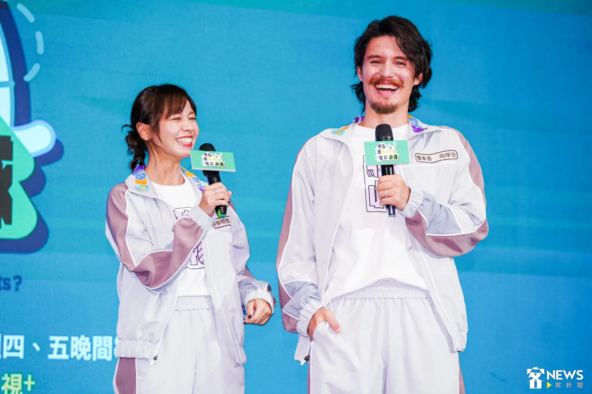 周厚安（右）擅長料理又深受孩子喜愛，被暱稱為「懂事長」；黃姵嘉（左）則規劃舞蹈、哲學等多元課程，被封為教學相長」。朱愷元攝