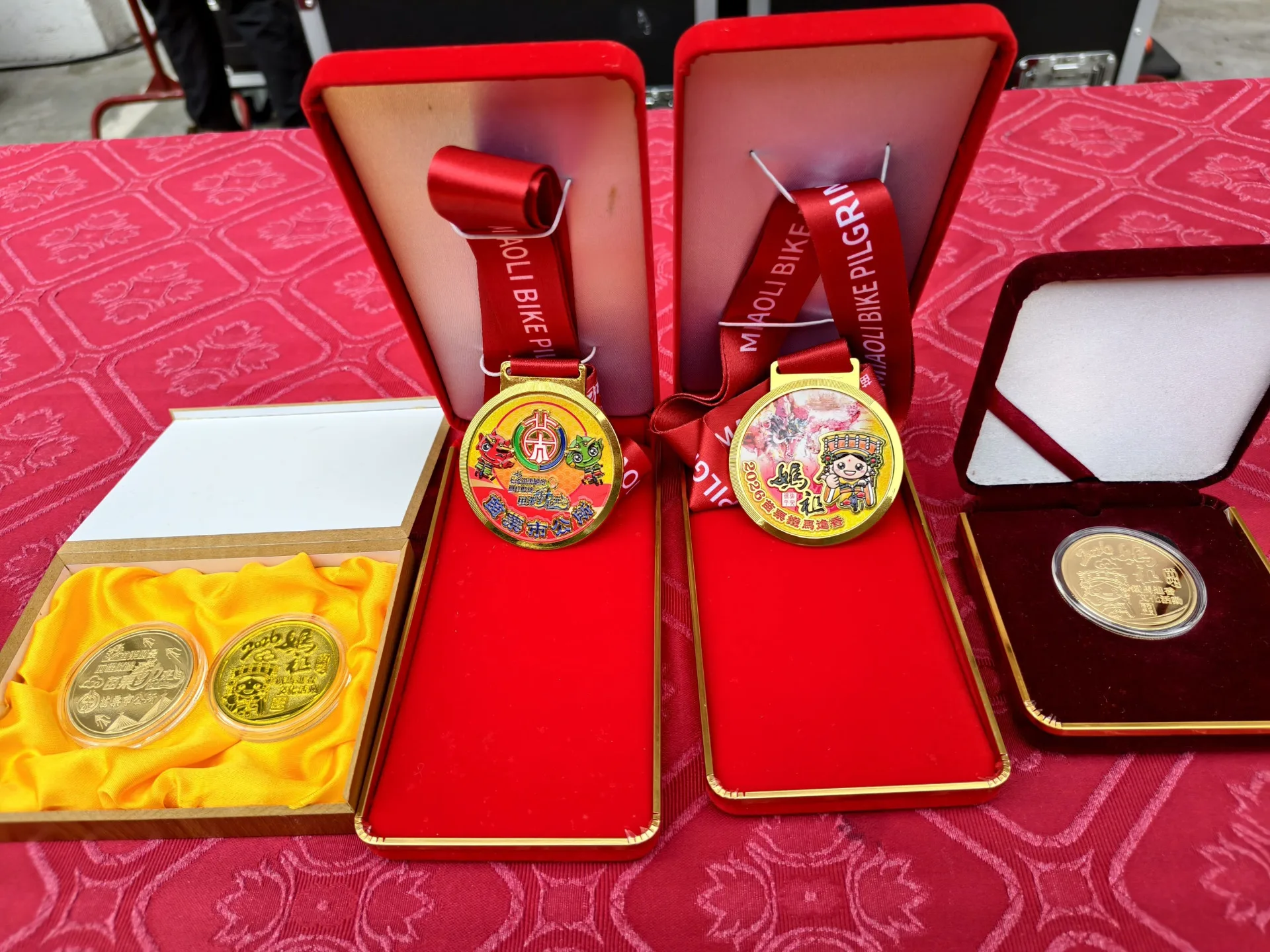 2026「苗栗鐵馬進香文化活動」參與紀念獎牌及金幣。苗栗縣政府提供