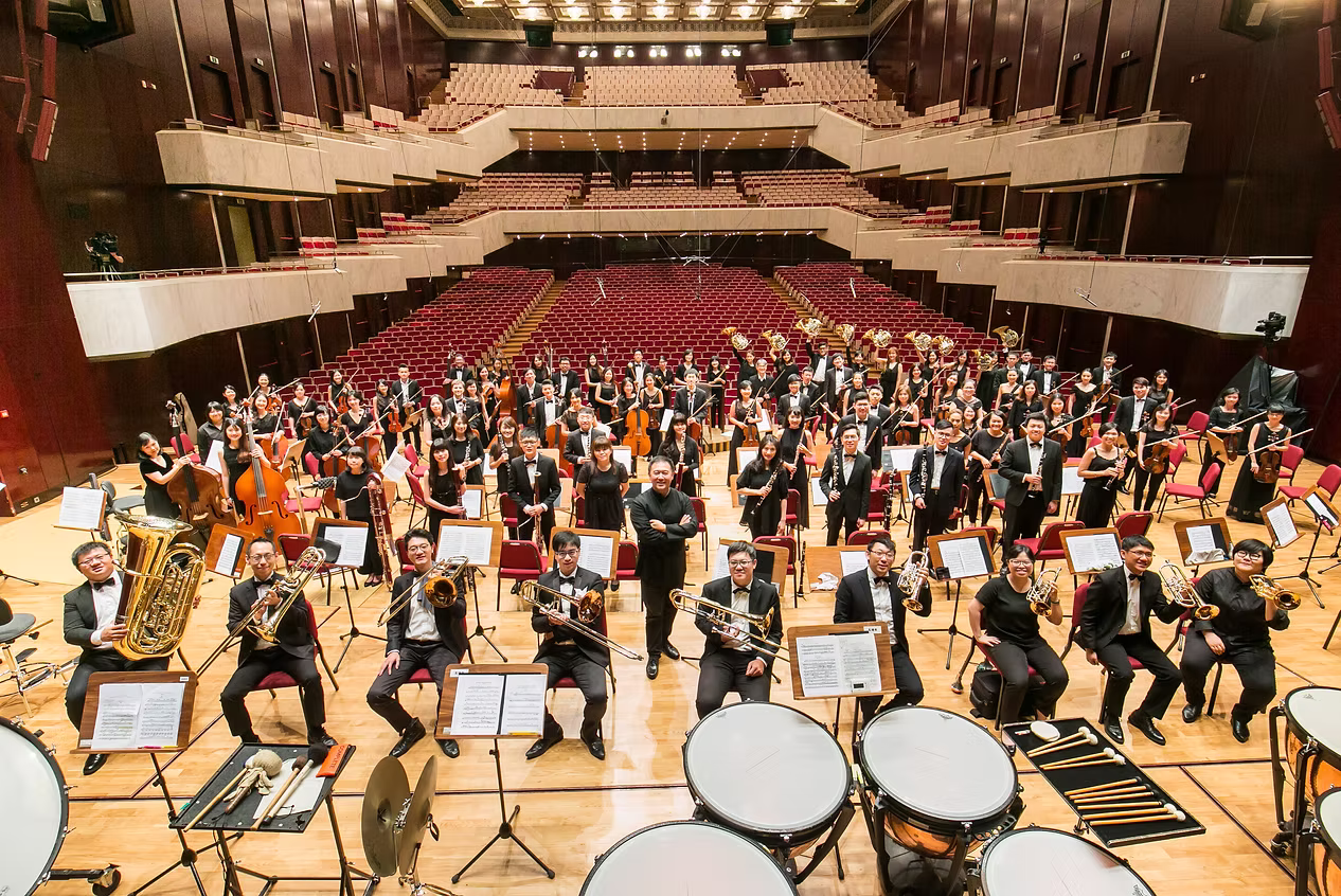 音樂會首先由國際級指揮江靖波率領「樂興之時管弦樂團」演出。翻攝自我和大橋在一起｜淡江大橋開幕藝術季網站