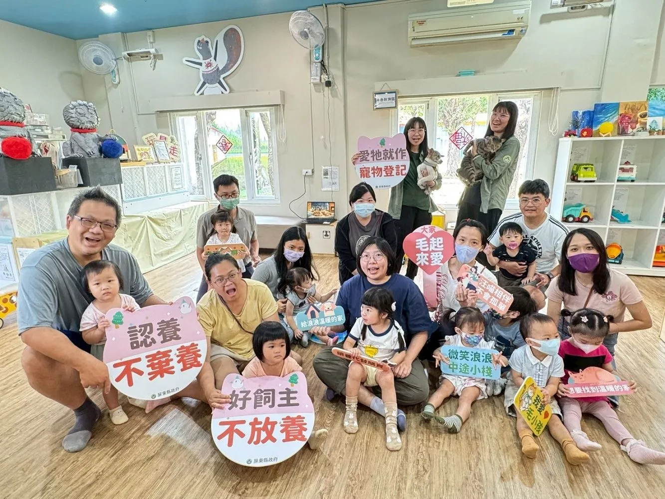 屏東縣府農業處宣傳家貓晶片植入登記。屏東縣政府提供