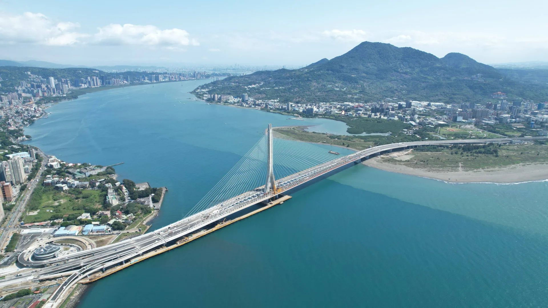 美國CNN評選「淡江大橋」為「2025年全球11大重要建設」。交通部公路局提供