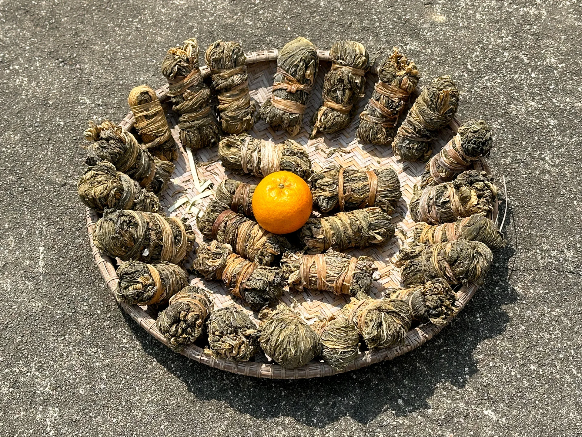 捆得像起火的竹杈的鹹菜乾，曬到桶柑季末仍在太陽底下。蕭秀琴攝