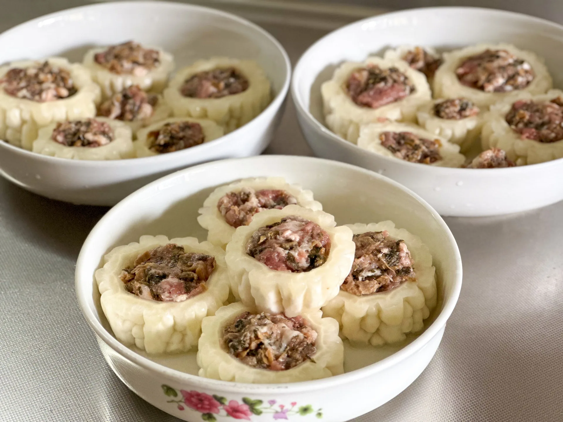 覆菜最有滋味的料理「覆菜肉餅苦瓜封」。蕭秀琴攝