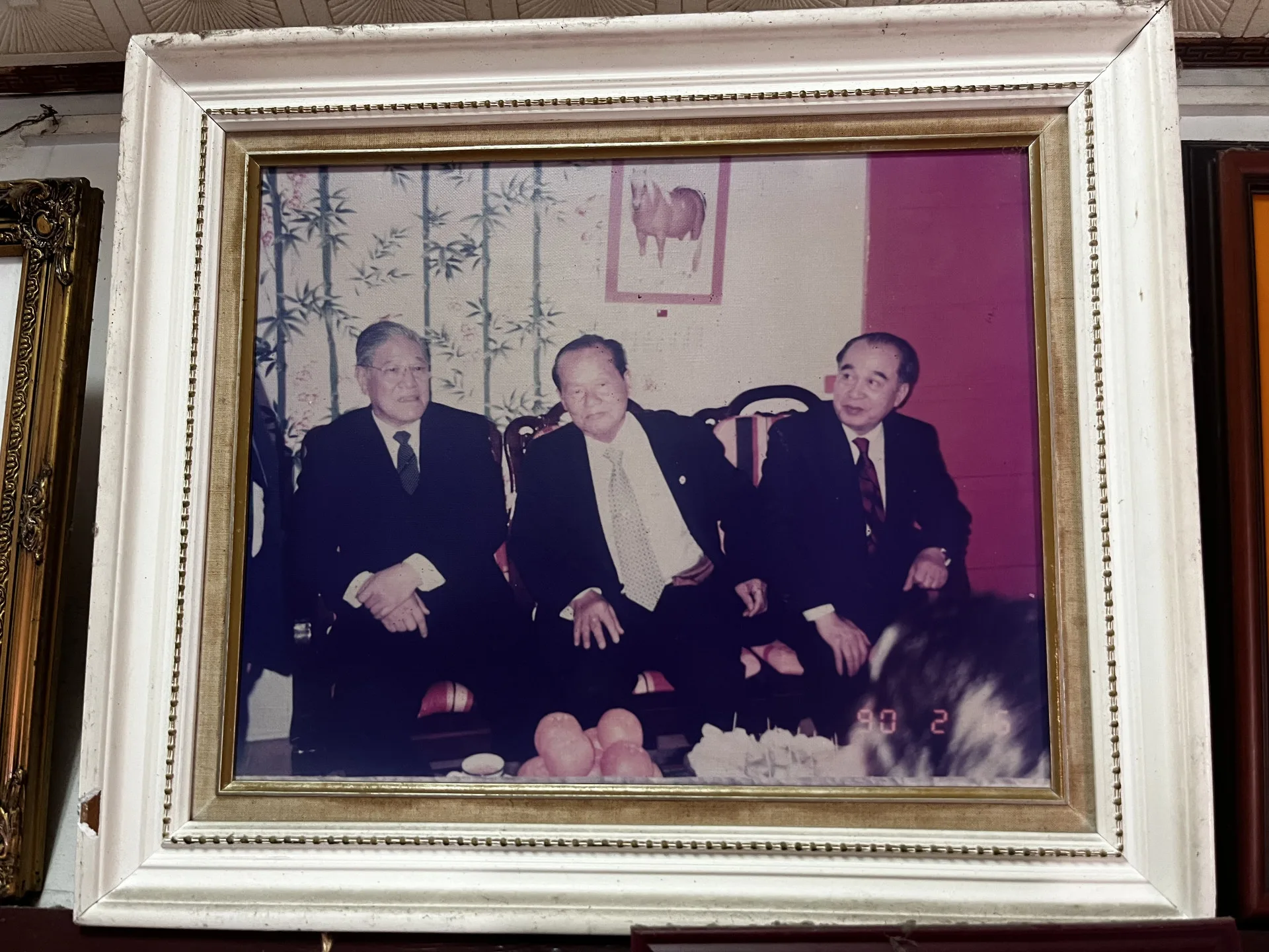 地方耆老黃耳（中）與前總統李登輝、前副總統李元簇，攝於2001（民國90年），見證鄉賢與前國家元首的情誼。地方耆老黃耳（中）與前總統李登輝、前副總統李元簇，攝於2001（民國90年），見證鄉賢與前國家元首的情誼。