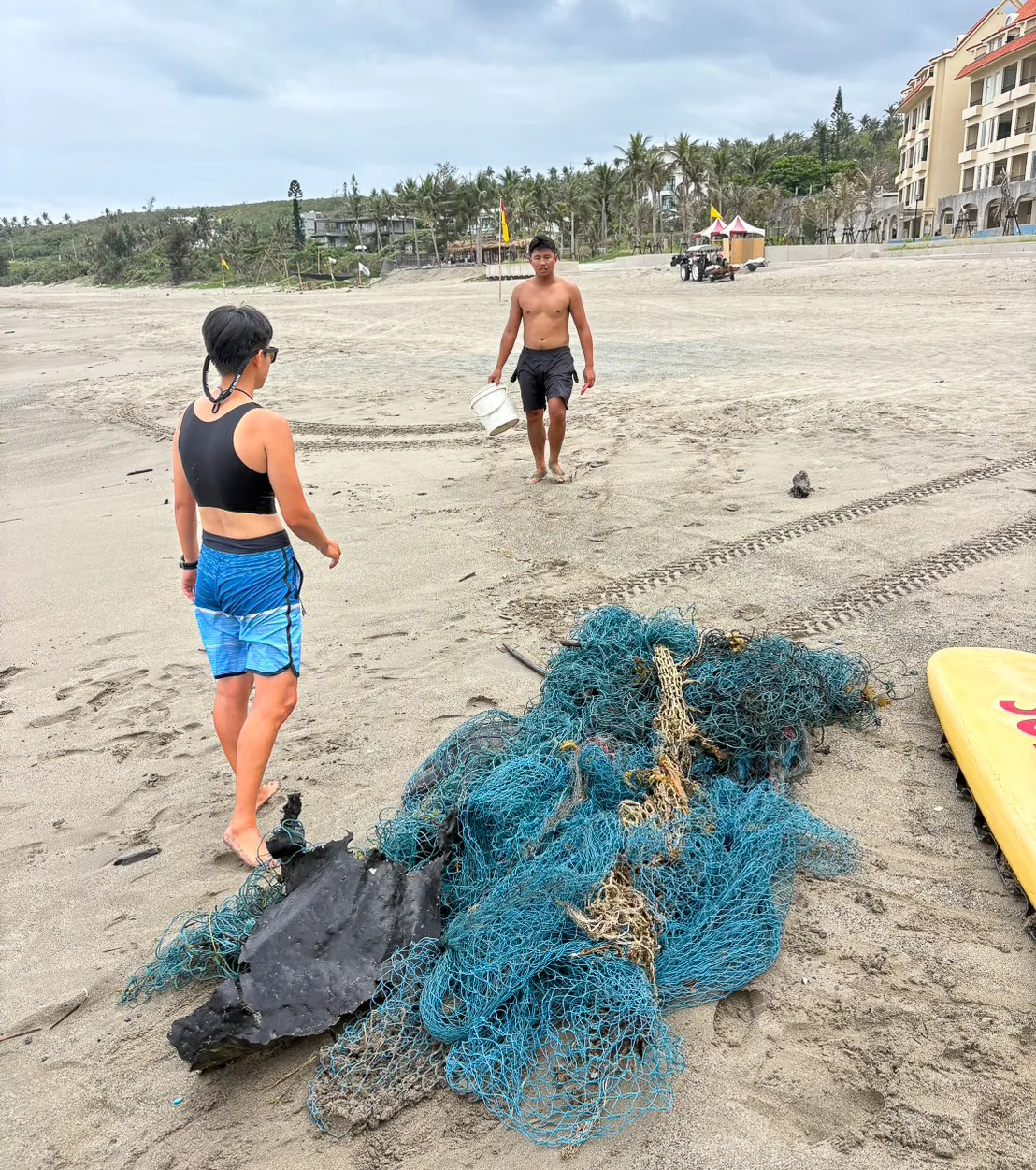台東杉原灣海岸巡邏員昨（28）天下午救援一隻遭漁網纏困的欖蠵龜。台東縣政府提供