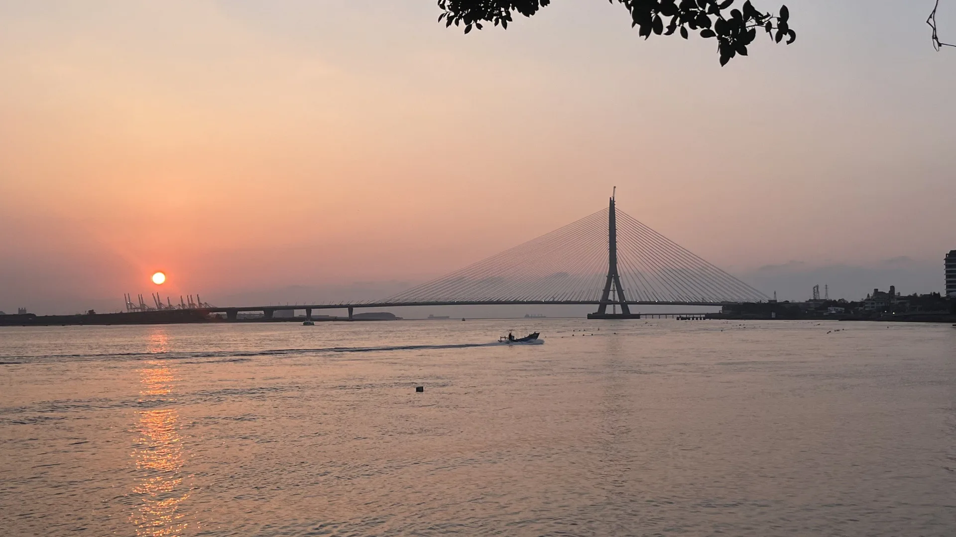 淡江大橋淡水夕照。交通部公路局提供