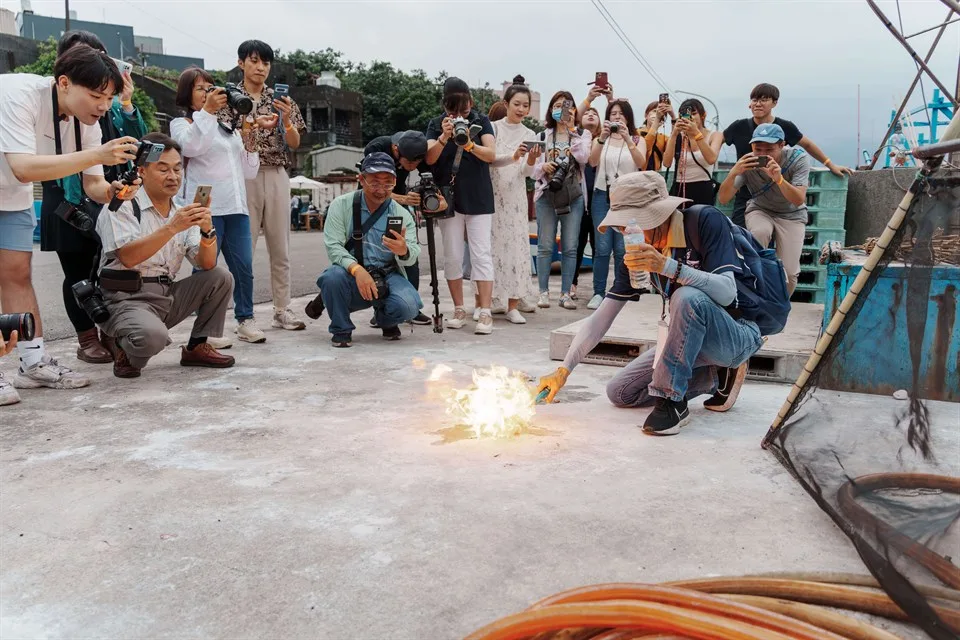 蹦火仔海陸遊程內容多元豐富，有海上遊程與陸上遊程。北海岸及觀音山國家風景區管理處提供