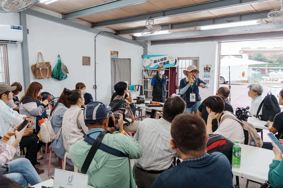 蹦火仔海陸遊程內容多元豐富，有海上遊程與陸上遊程。北海岸及觀音山國家風景區管理處提供