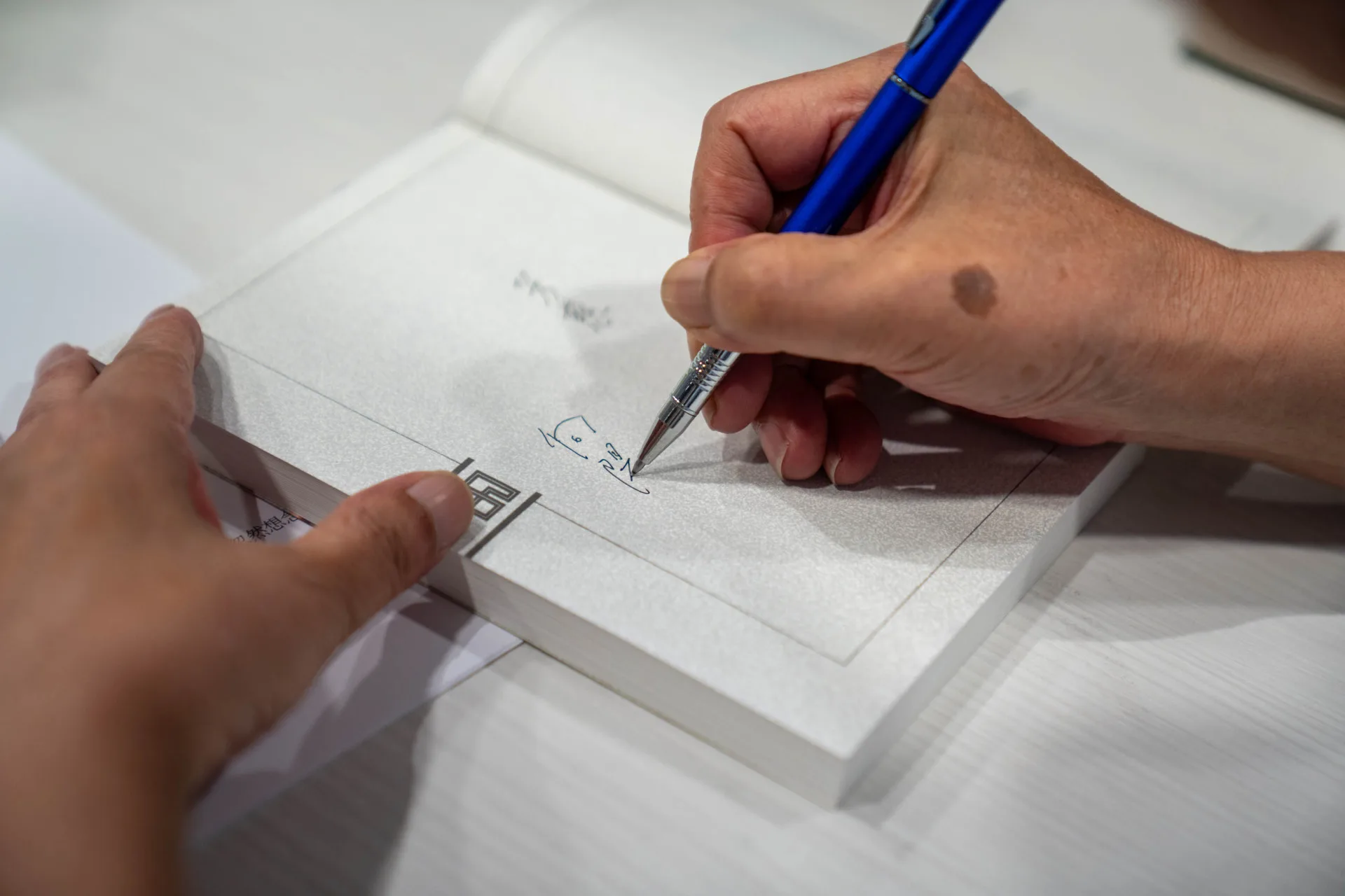 張芳慈準備多本向陽著作請其簽名，現場互動溫馨熱絡。范修語攝