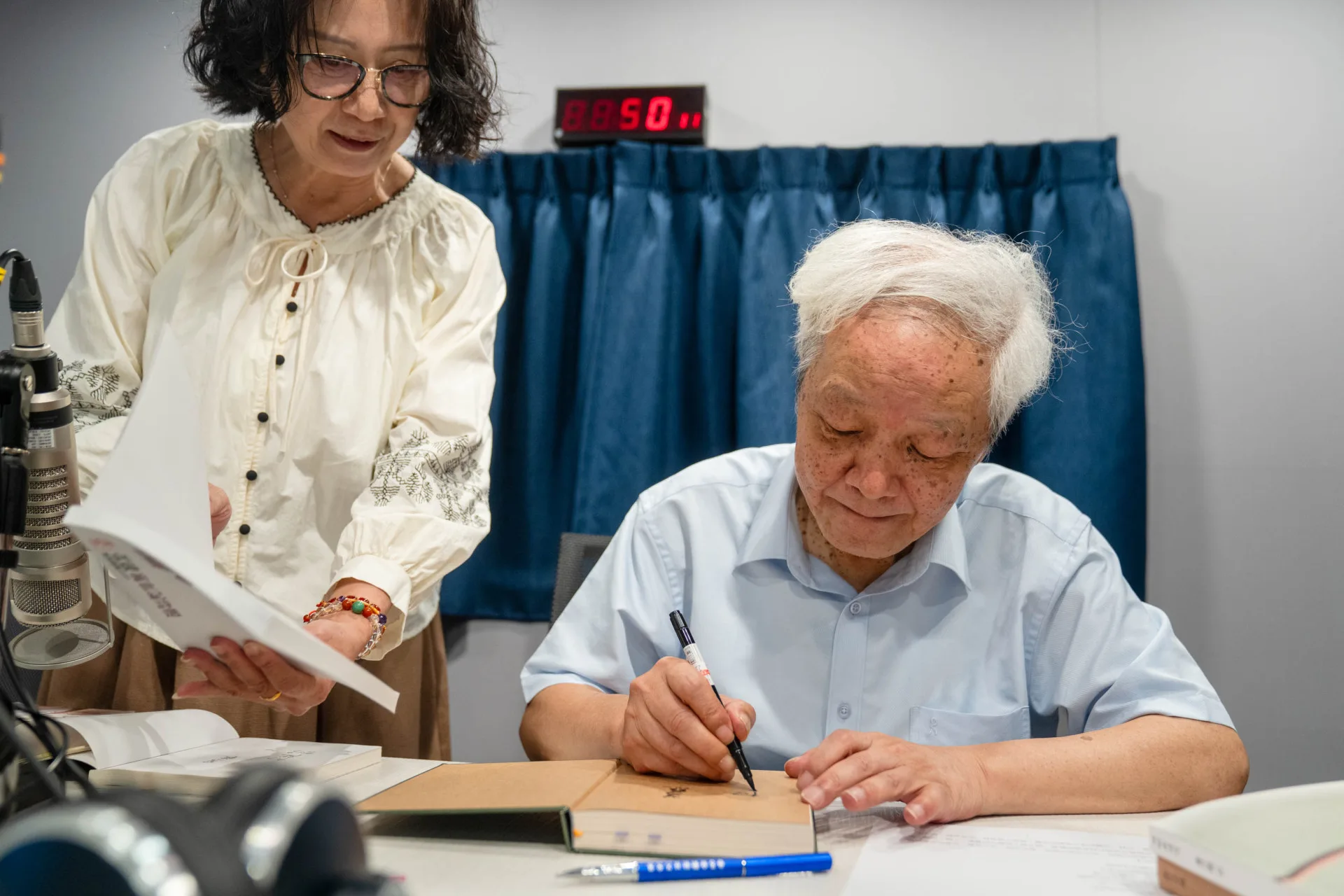 張芳慈準備多本向陽著作請其簽名，現場互動溫馨熱絡。范修語攝