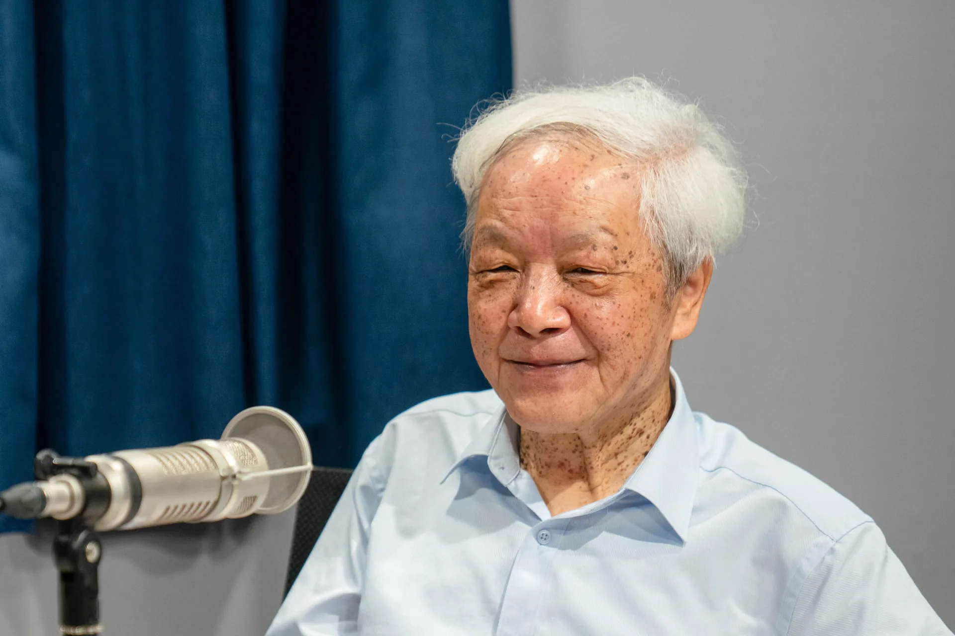 向陽受邀登上講客廣播電臺錄製《行向一首詩》專訪。范修語攝