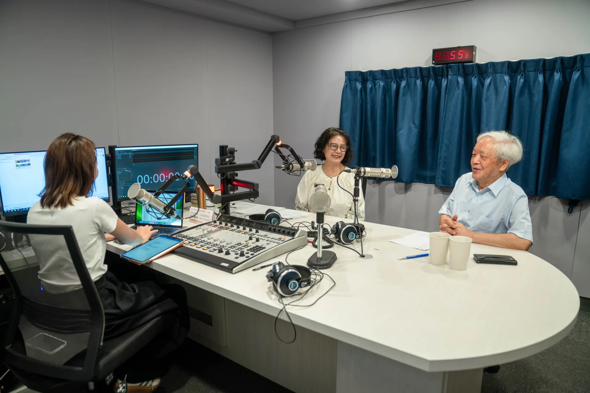 向陽受邀登上講客廣播電臺錄製《行向一首詩》專訪。范修語攝