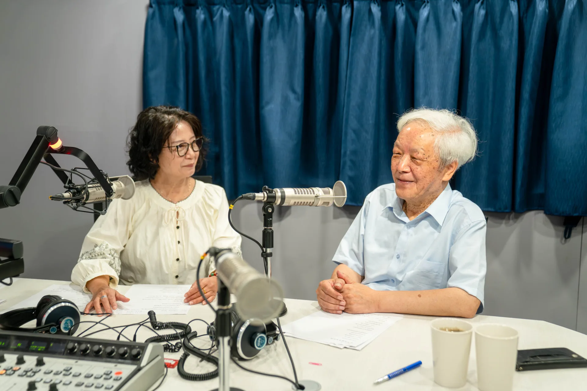 向陽受邀登上講客廣播電臺錄製《行向一首詩》專訪。范修語攝