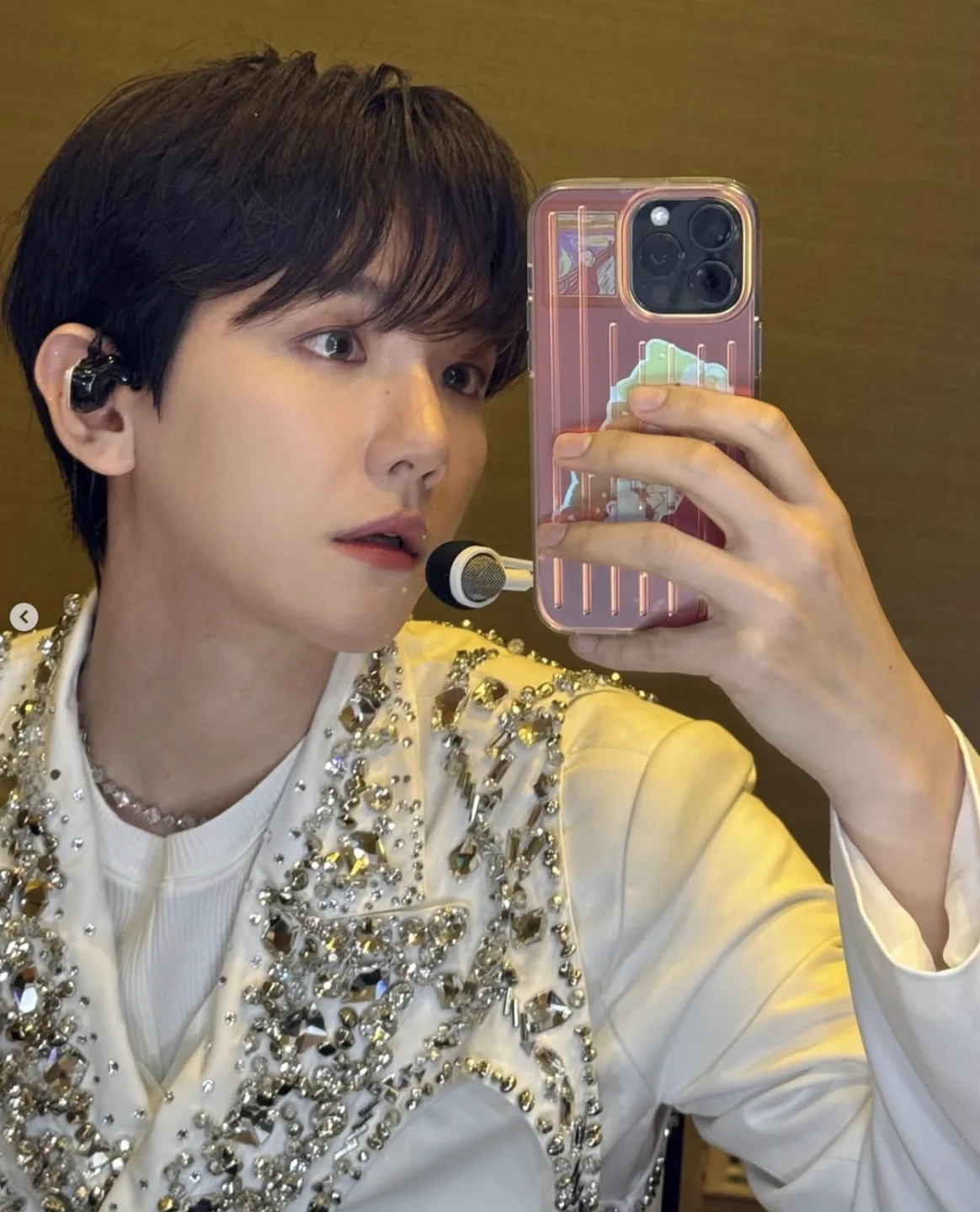 後續貼文又出現帶有「天才愛豆」等字眼，引發粉絲進一步猜測，不少人聯想到EXO成員伯賢。擷取自邊伯賢 IG