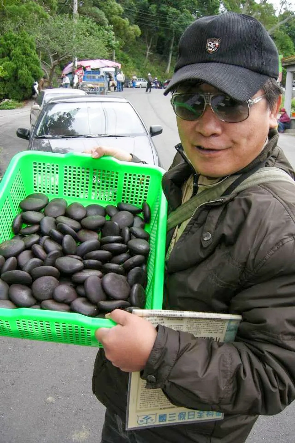 鴨腱藤子客家人稱之為烏鴉腱，有人稱之為「刮痧豆」，是現代美容中心的塑身秘器。飛鳳山有人檢來賣一個才五十元。陳權欣提供