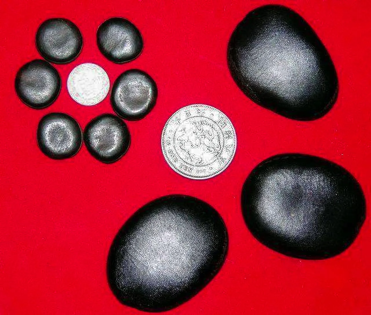 在困頓的年代，許多住在山區的客家小朋友，會撿鴨腱藤與血藤子（較小顆者）玩，尤其是鴨腱藤子較大更屬珍貴。有些小朋友會拿這兩種藤子在地上磨到發熱，再偷偷觸碰隔鄰坐同學的手臂，騙說是「電豆」。陳權欣攝