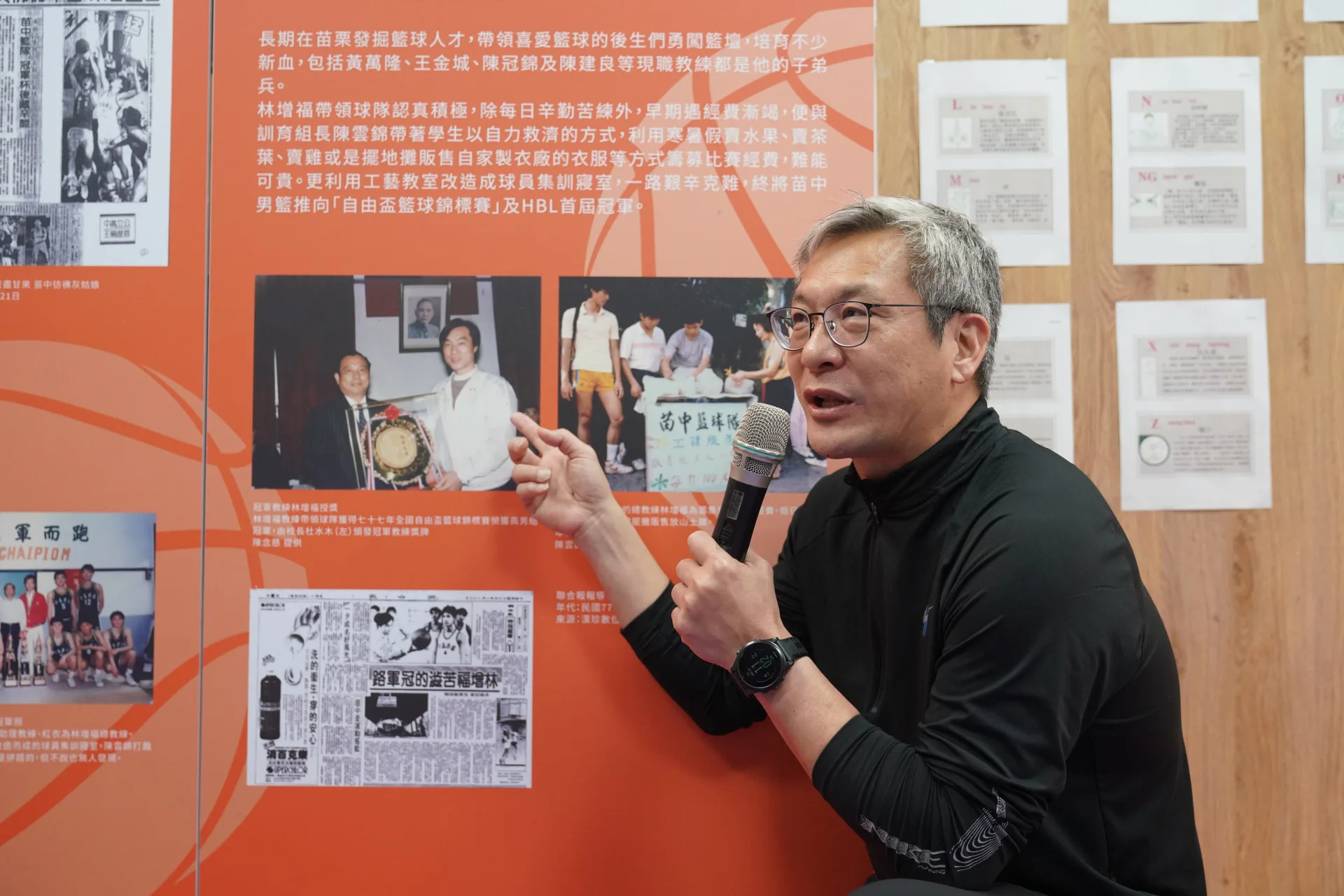 黃萬隆教練分享當年球隊為了籌措經費擺攤販售土雞與橘子的經歷。廖文琪攝