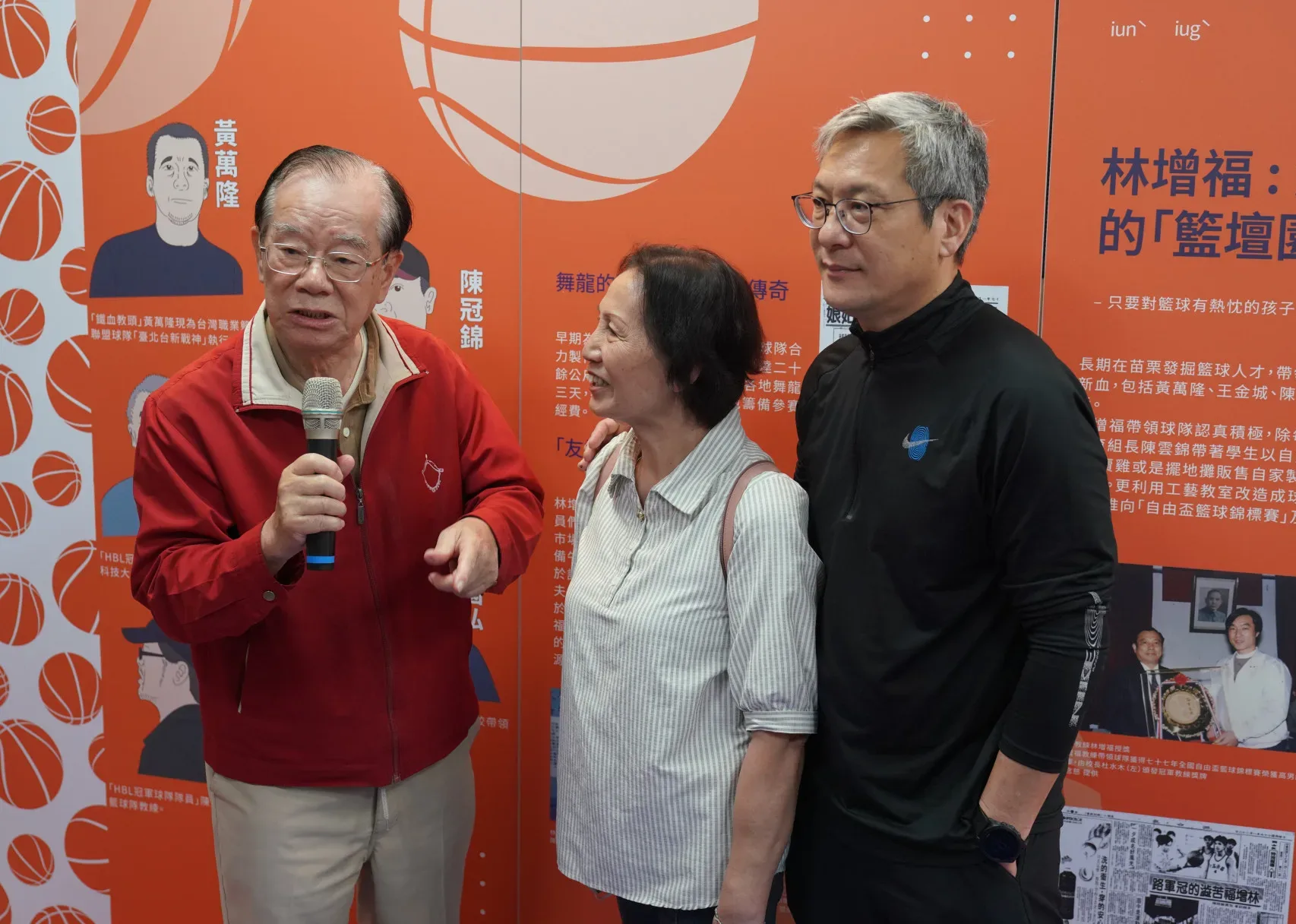 陳雲錦分享「苗籽精神─山城籃球故事巡展」老照片故事，為籌措經費四處奔走的點滴。(中/林增福教練遺孀陳念慈、右/黃萬隆)
