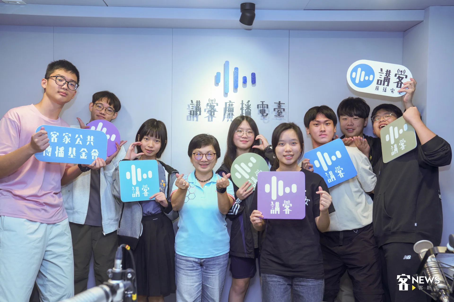 來自台中一中、台中女中的8名學子，以及客語薪傳師李怡蘋，今（30）天天未亮從台中包車北上，到講客廣播電臺參加《Good morning！Hakka！》及《新生藝好》節目。洪藝晅攝