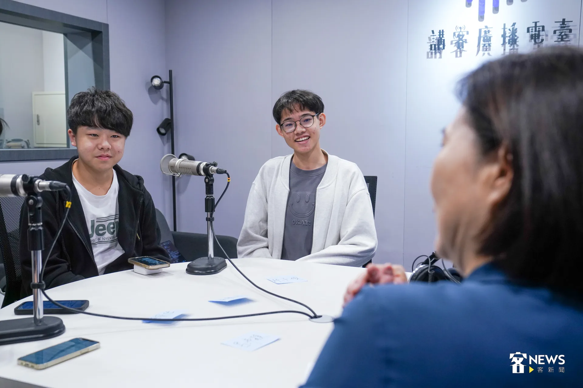 來自台中一中、台中女中的8名學子，以及客語薪傳師李怡蘋，今（30）天天未亮從台中包車北上，到講客廣播電臺參加《Good morning！Hakka！》及《新生藝好》節目。洪藝晅攝