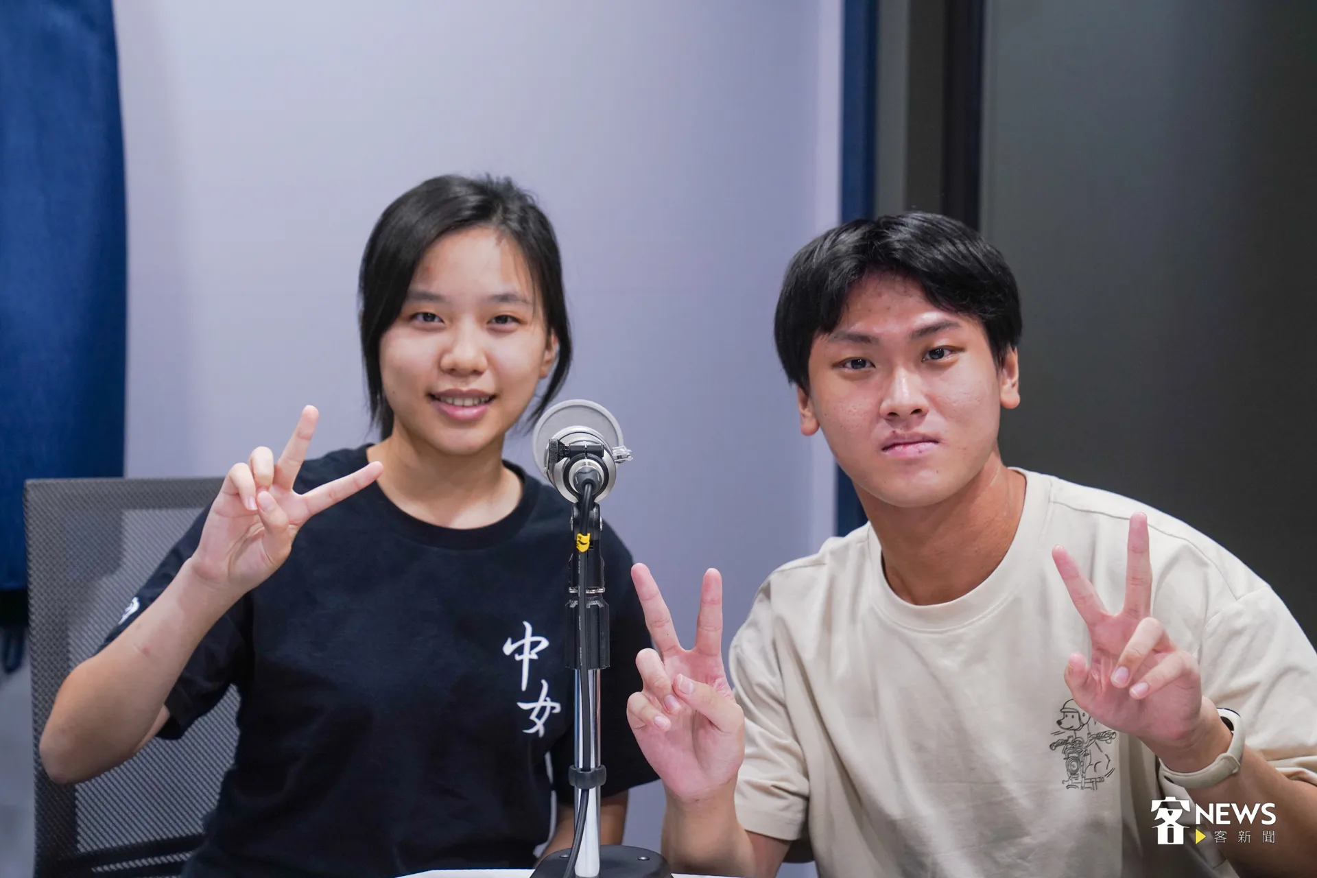 台中女中的呂沛穎（左）則飾演「義民」，爸爸是中壢人，小時候能聽懂客語但不太會說。洪藝晅攝