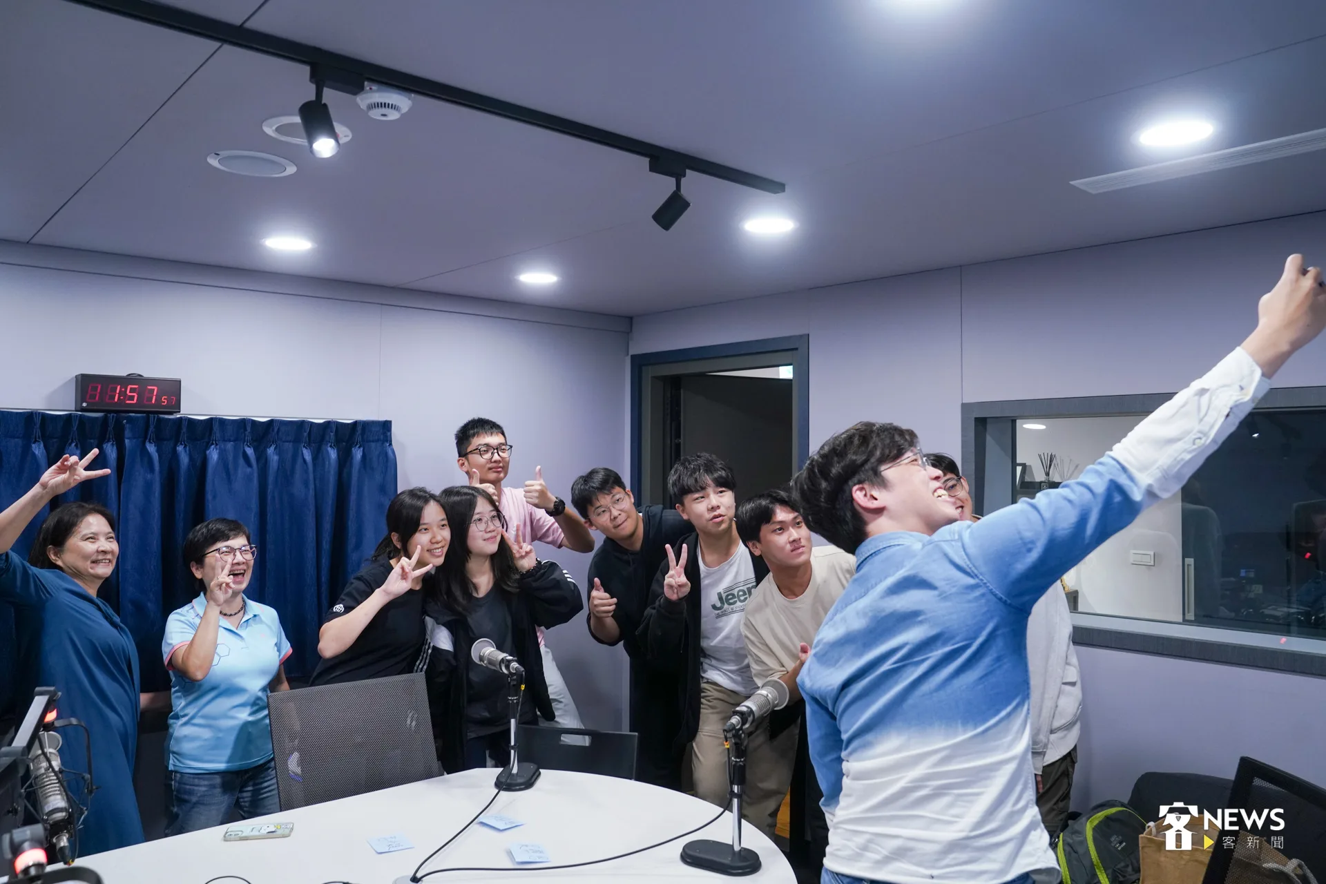 節目錄製完畢，主持人張世暘與來賓們自拍合影。洪藝晅攝