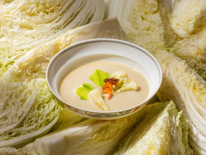 姜家茶金宴中的「白菜四神濃湯」，以蓮子、芡實、薏仁與淮山入饌，湯體綿密細緻，演繹客家補氣養生飲食哲學。煙波集團提供