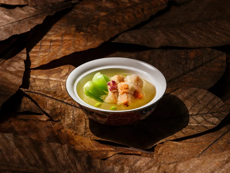 姜家茶金宴中的「福菜竹笙蟲草湯」，承襲台菜柴把湯工法，結合福菜、竹笙與亞麻籽豬，湯清味醇、層次豐厚。煙波集團提供