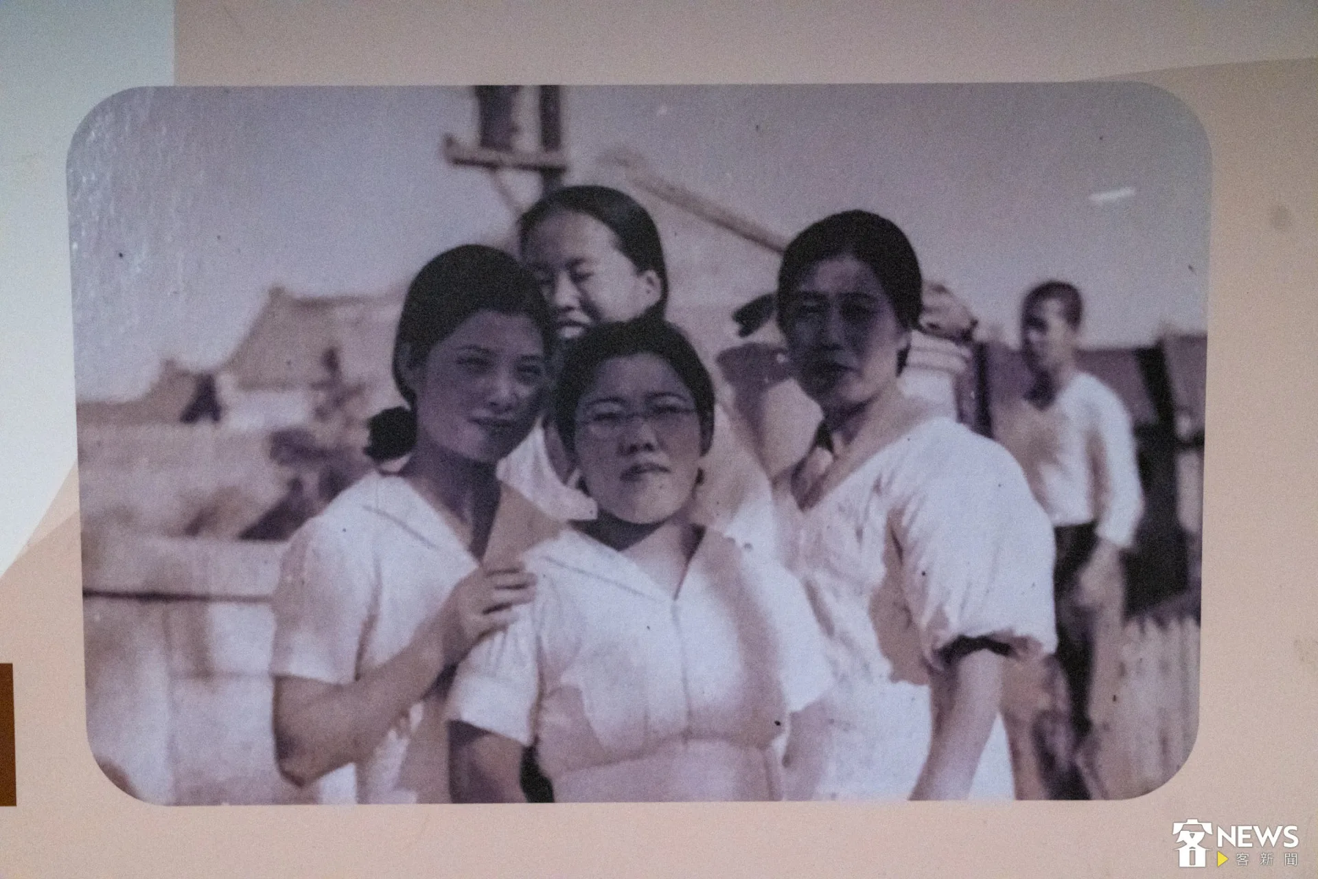 求學時期的鄭劉兔妹（左1）。朱愷元翻攝