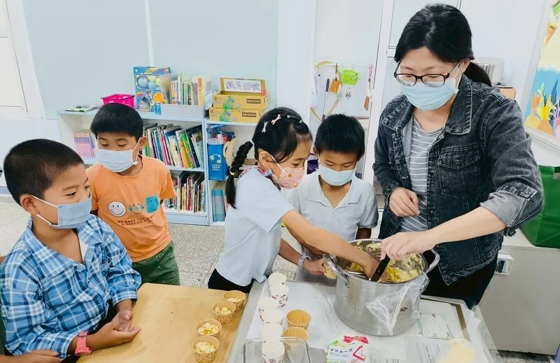 母親節把愛端上桌　澎湖風櫃國小師生合力作料理