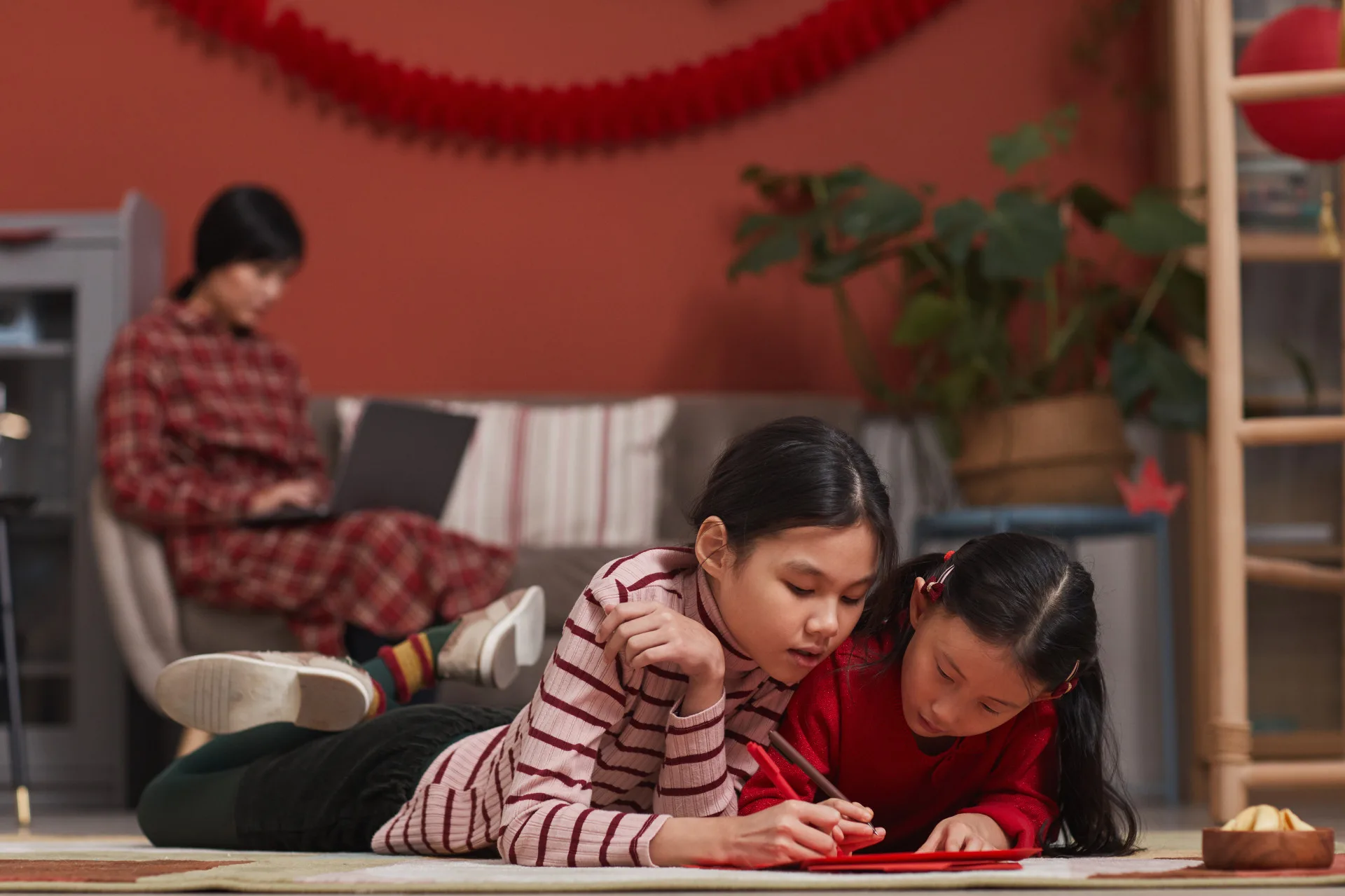政府日前鬆綁外籍幫傭申請條件，只要家有未滿12歲孩童即可申請外籍幫傭，每月須繳納就業安定費5000元。示意圖。資料圖源envato