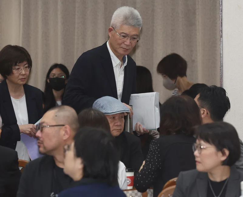 公視董事長胡元輝在今日立法院教育及文化委員會開議前，被請出議場，一旁的公視主管及文化部所屬機關主管一臉錯愕，胡元輝對此表示，在立院運作上，他尊重立院的決定。中央社