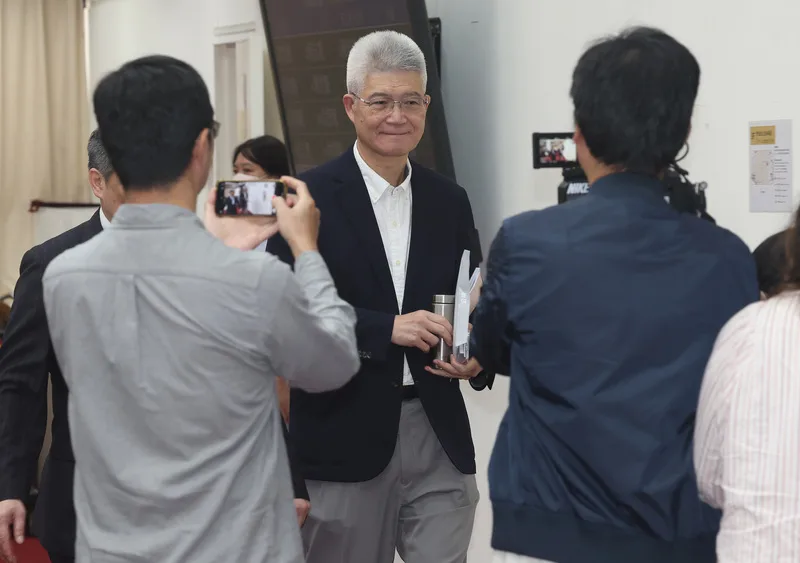 公視董事長胡元輝在立法院教育及文化委員會開議前被請出議場，胡元輝表示，尊重立院決定，但對此發展感到遺憾。中央社
