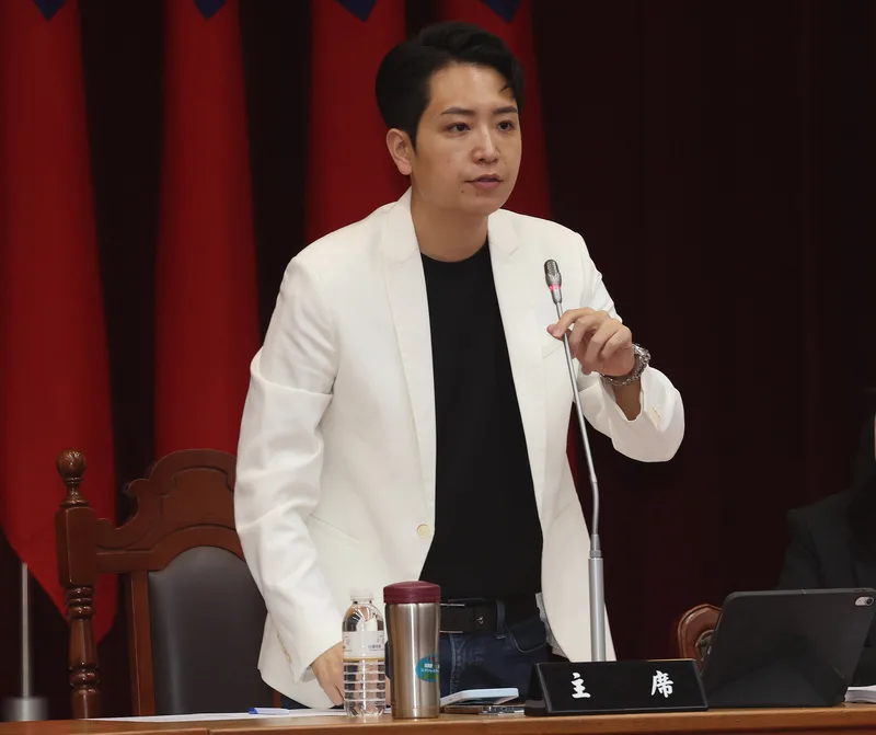 立法院教育及文化委員會7日開議前，胡元輝被要求離席。教委會召委羅廷瑋表示，《公視法》已三讀並公布，也請胡元輝體諒。中央社