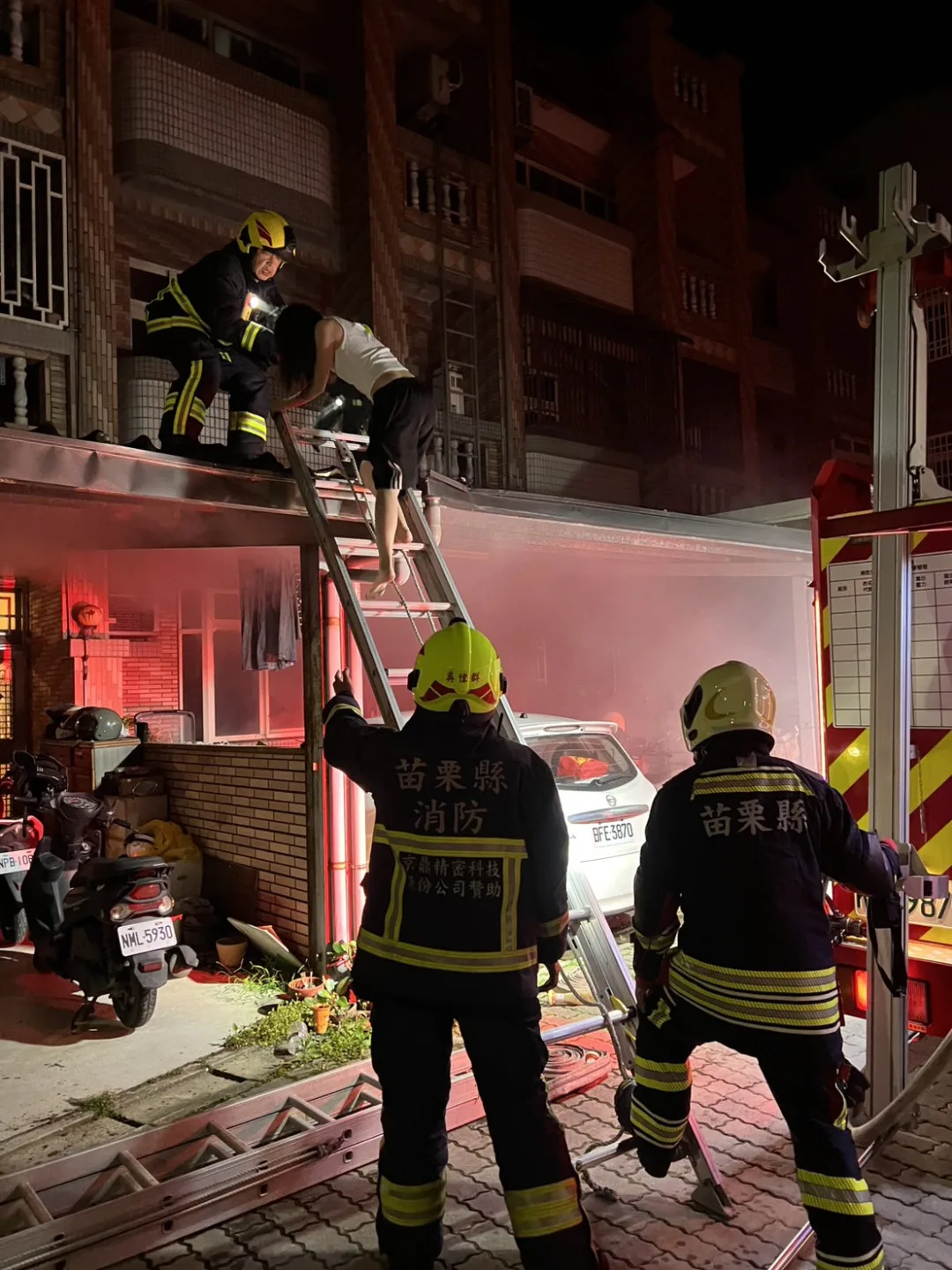 苗栗縣造橋鄉一間透天樓房6日深夜發生火警，消防局獲報趕往現場架梯搶救受困民眾。翻攝自苗栗縣政府消防局第二救災救護大隊臉書