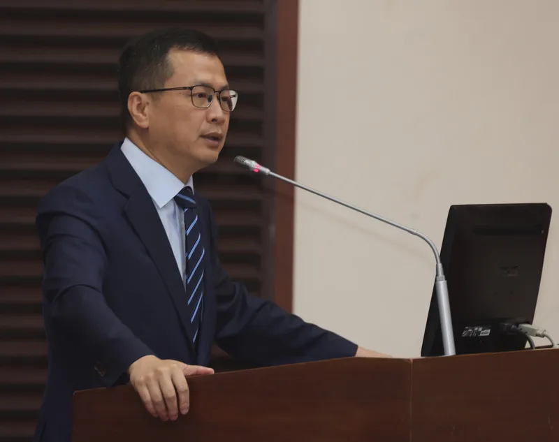 第8屆公視董事會陷僵局，針對公視董事長胡元輝適任資格，國民黨立委羅智強7日在立法院教育及文化委員會開議前，要求胡元輝離席。中央社