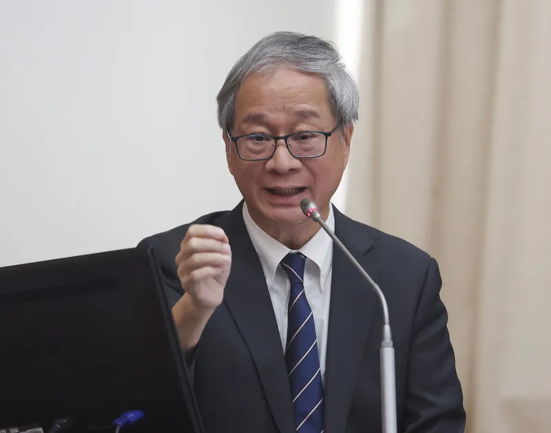 公視董事長胡元輝遭請離委員會。對此，文化部長李遠強烈抗議，表示胡元輝仍具公視董事長身分。中央社