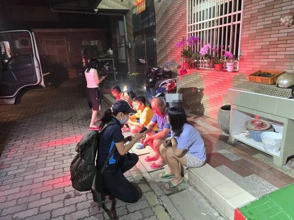 苗栗縣造橋鄉一間透天樓房6日深夜發生火警，消防局獲報趕往現場，祖孫三代6人及1隻家貓驚險脫困。