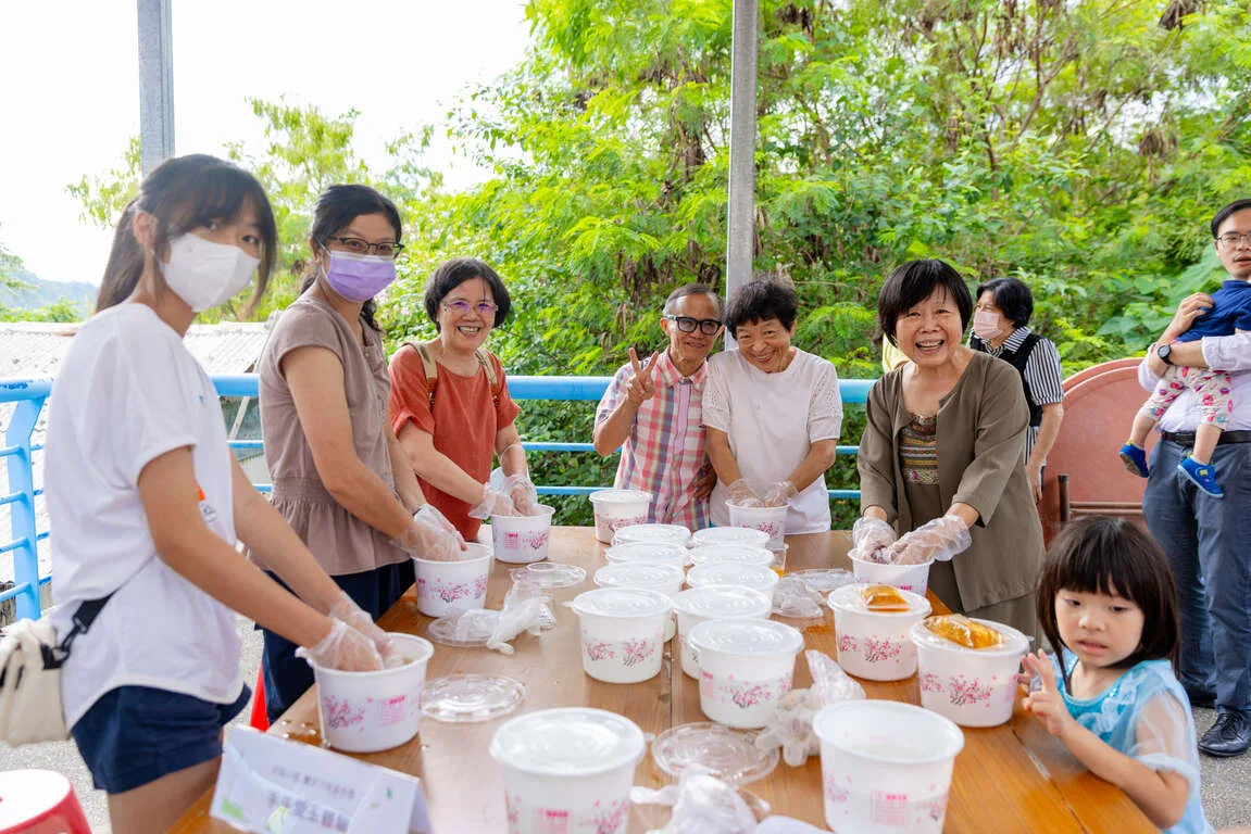 民眾體驗最道地的天然愛玉手作。高市觀光局提供