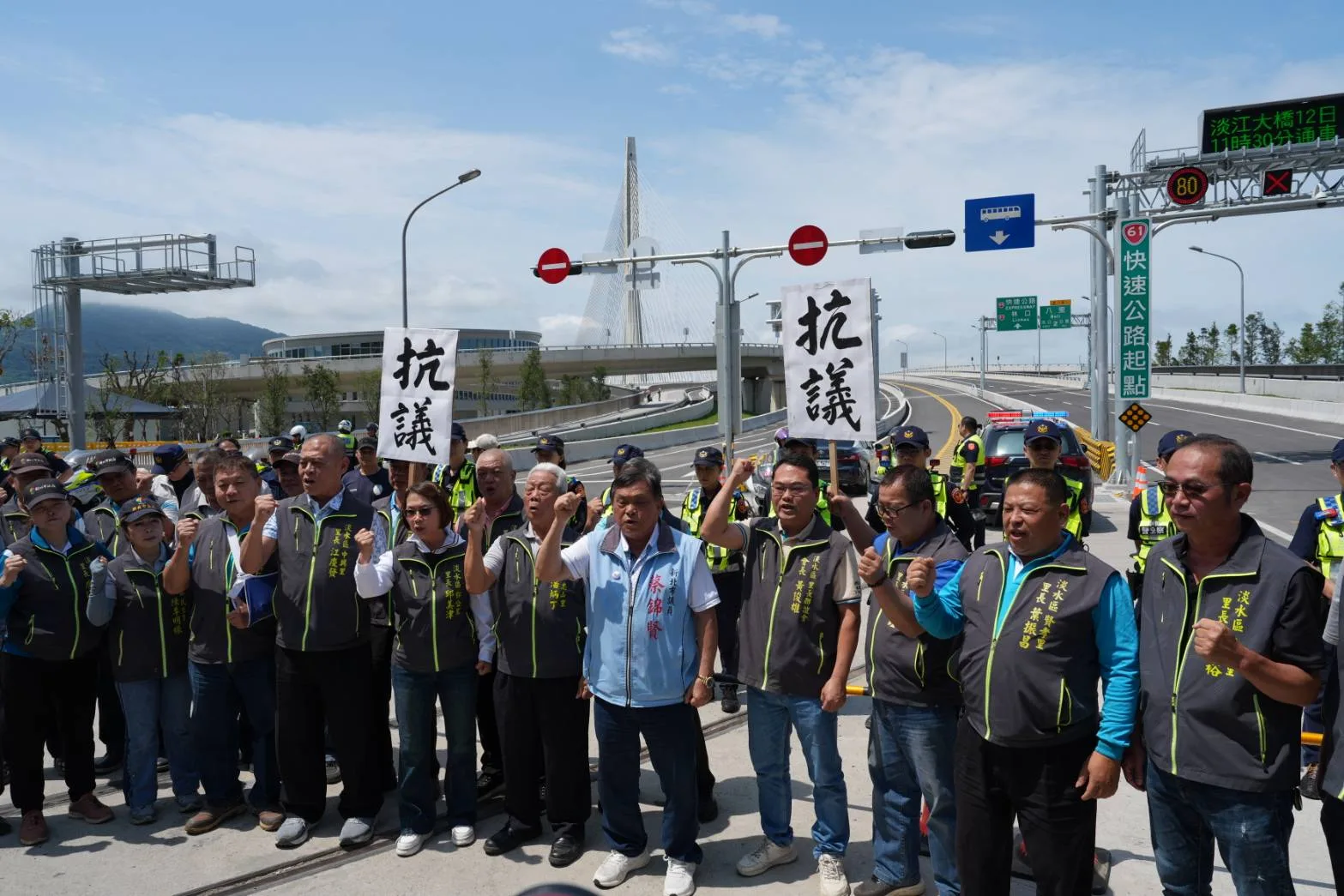 通車前，當地里長、民代到場抗議，不滿通車典禮晚會未獲邀。李台源攝