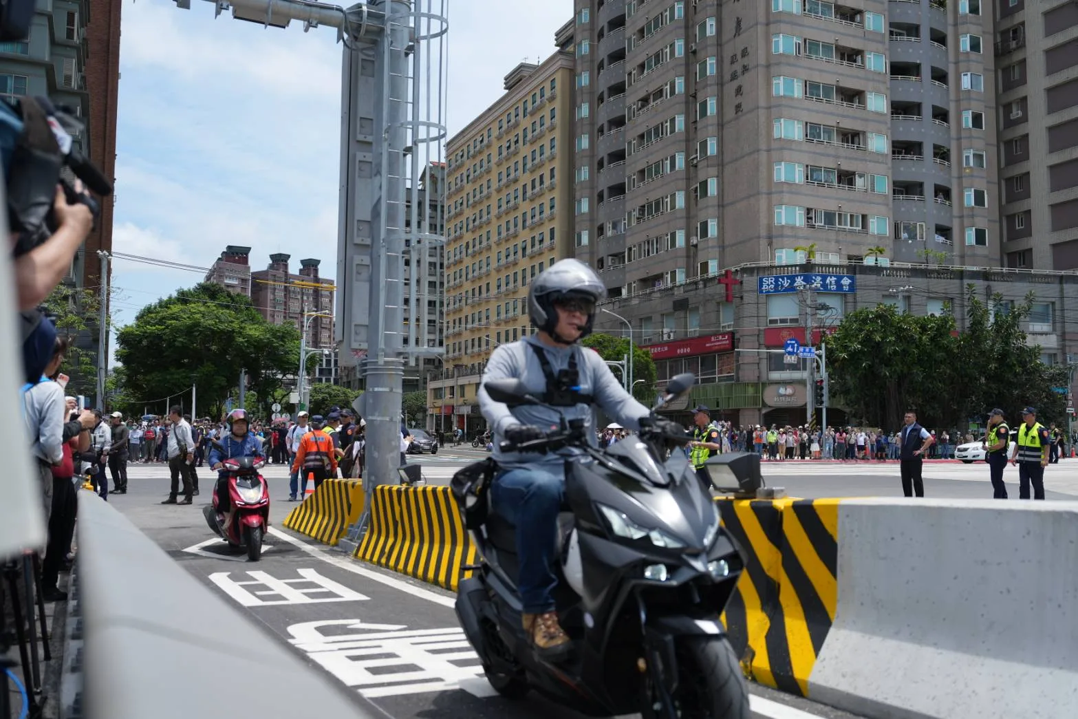 淡江大橋今天通車，機車騎士騎上機車專用道。李台源攝