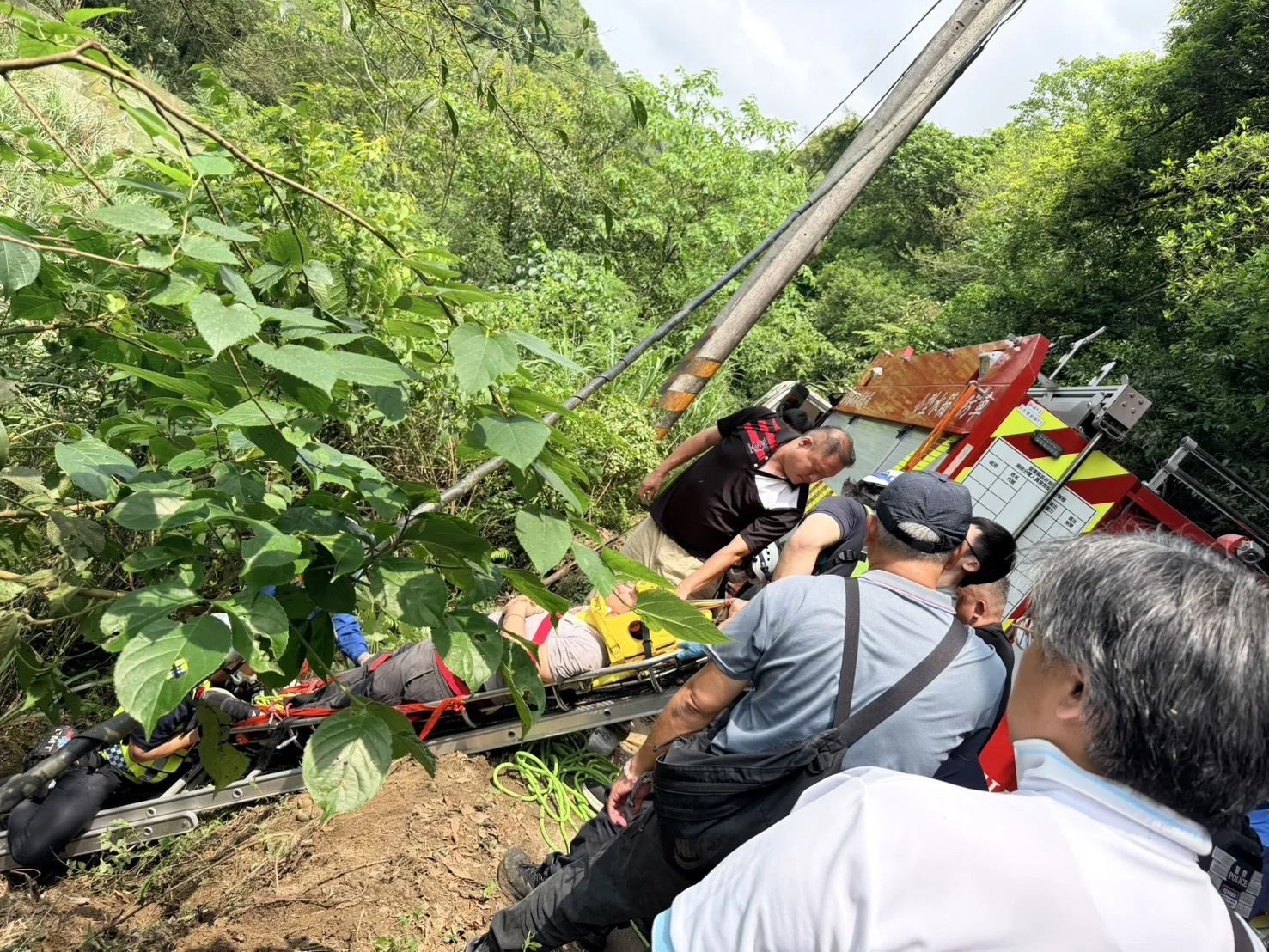 苗栗縣政府農業處執行農路會勘勤務，發生翻車事故，4人全數救援送醫。苗栗縣政府提供