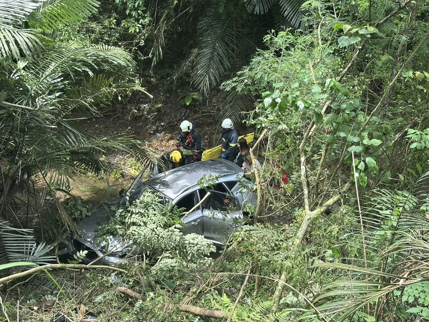 苗栗造橋車輛翻落溪谷　車上4人全數順利救援送醫