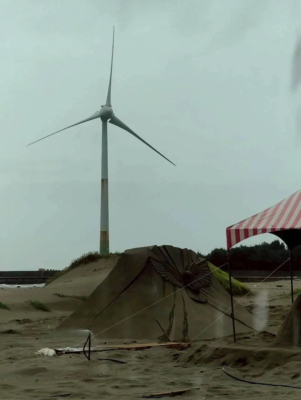颱風外圍環流帶來風雨，通霄海岸沙雕施工加緊進行。翻攝自通霄沙雕藝術節臉書